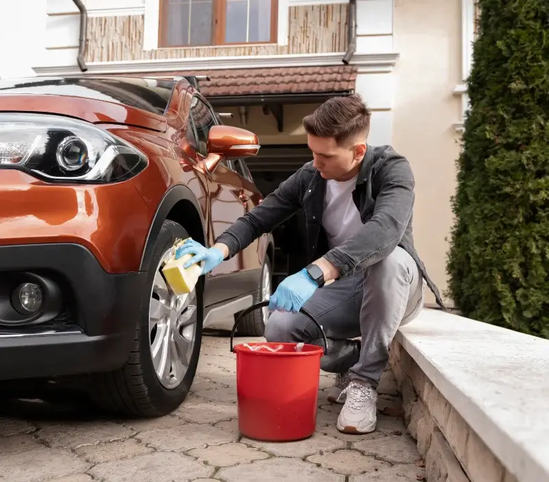 Lavage auto à domicile Louvigné-du-Désert : professionnel intervenant sur un véhicule